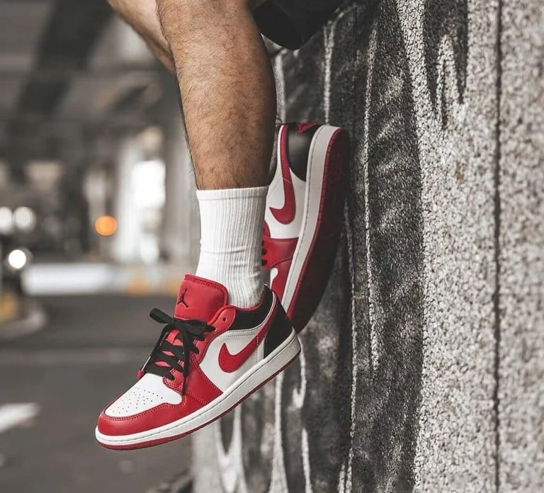Air Jordan 1 Low Bulls - Image 3