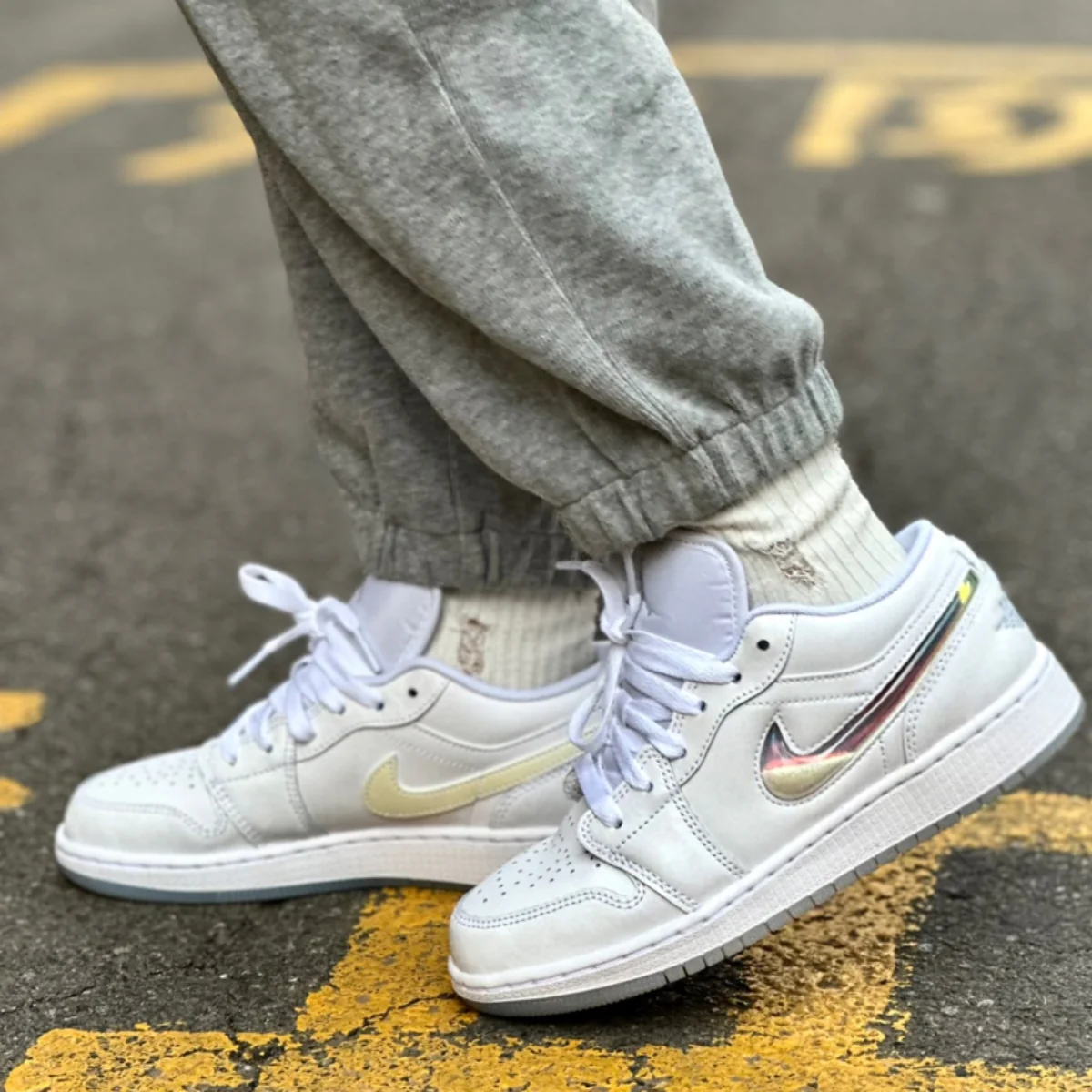 Air Jordan 1 Low Glitter Swoosh - Image 2
