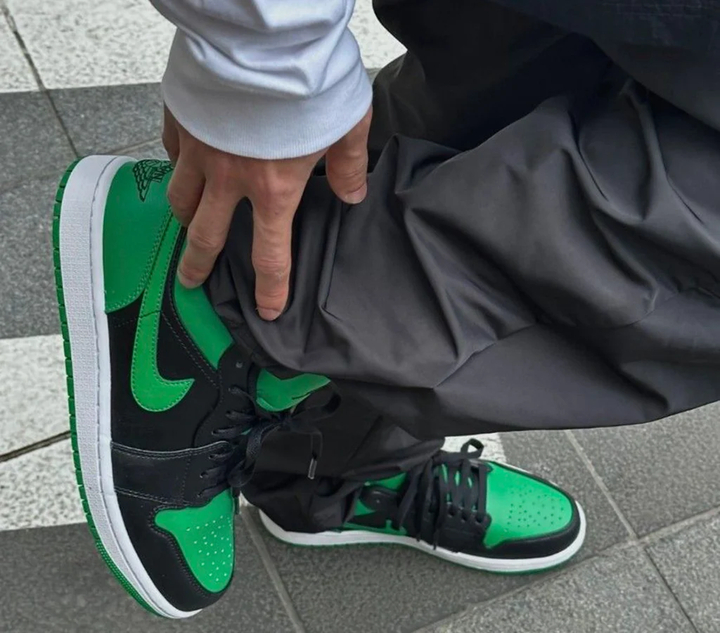 Air Jordan 1 Low Lucky Green - Image 2