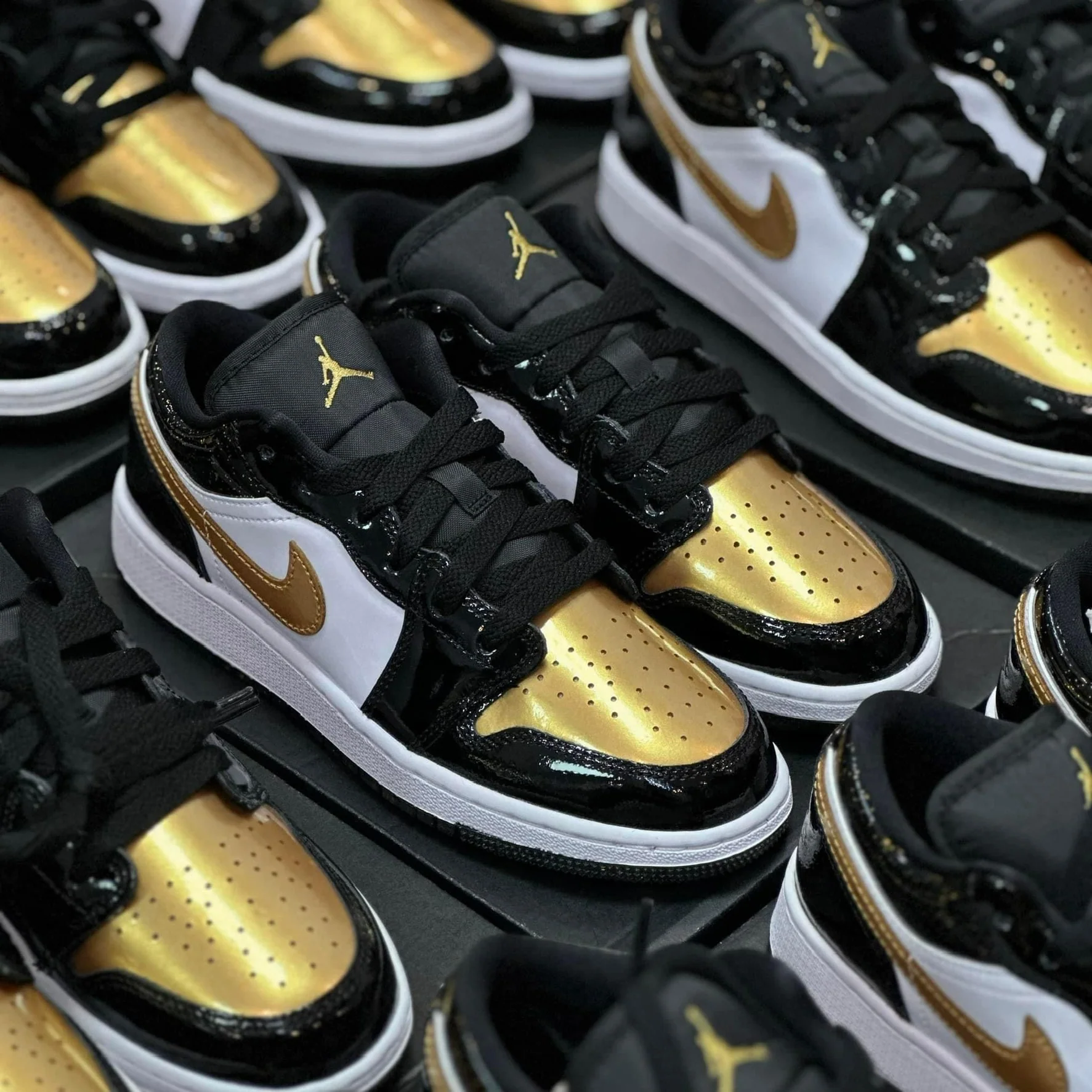 Air Jordan 1 Low SE Gold Toe - Image 2