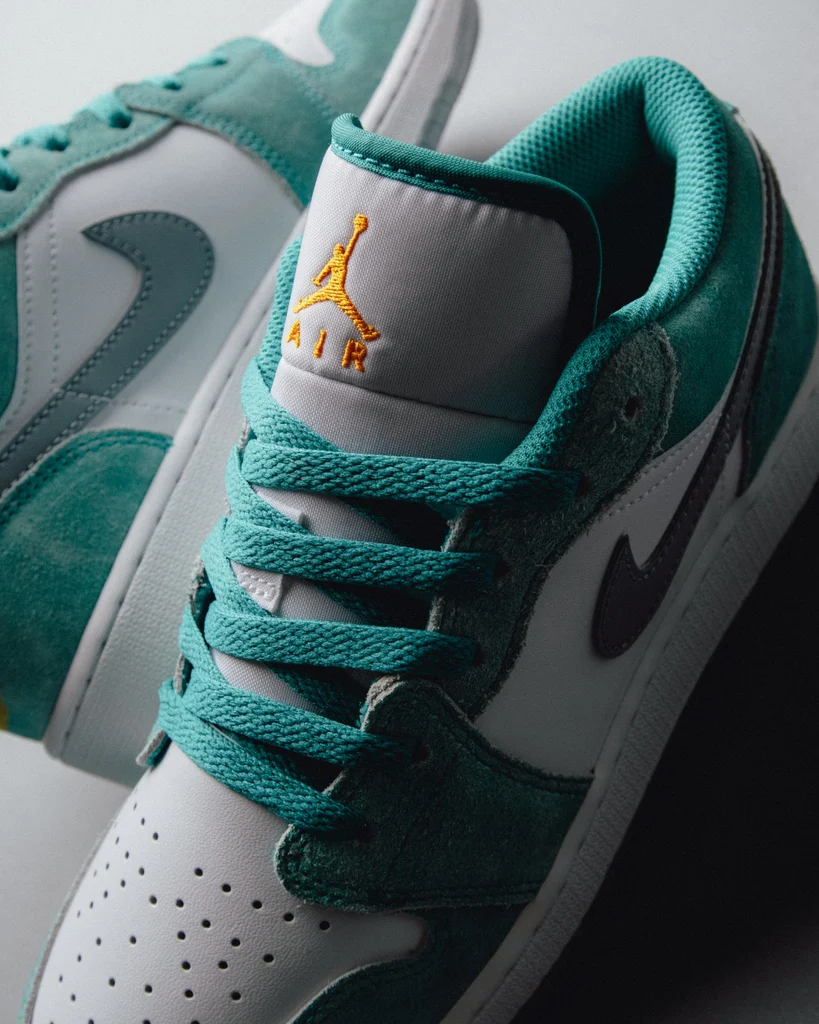 Air Jordan 1 Low SE New Emerald Grey - Image 2