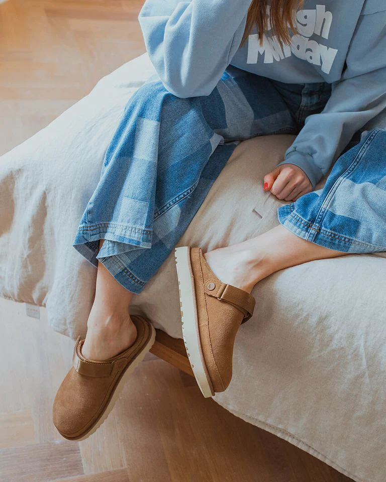 UGG Goldenstar Clog Chestnut - Image 2