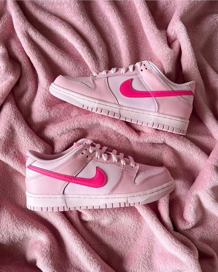 Nike Dunk Low Triple Pink - Image 2