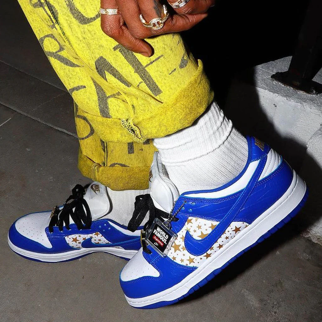 Nike SB Dunk Low Supreme Stars Hyper Royal - Image 2