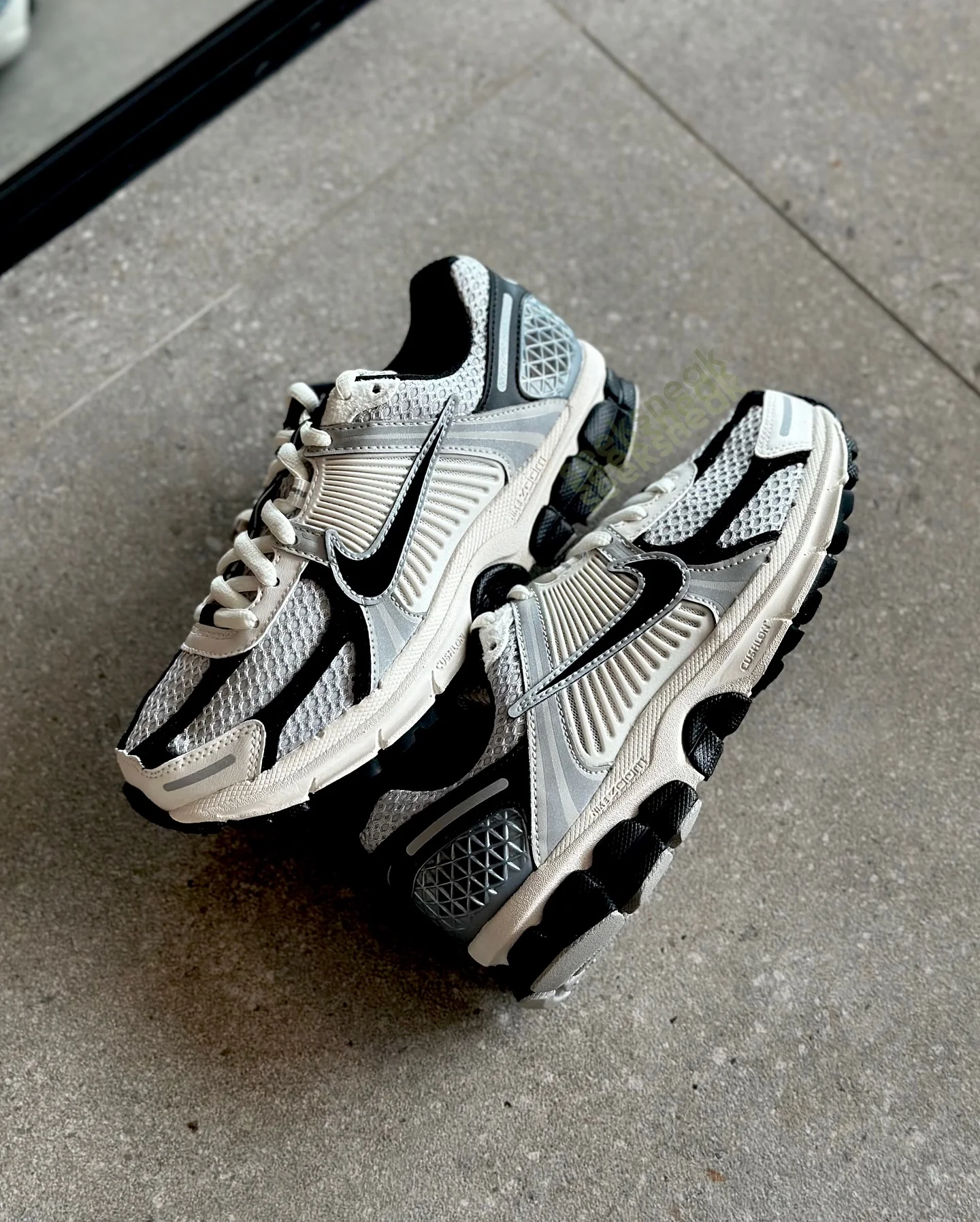 Nike Zoom Vomero 5 Photon Dust Black - Image 2