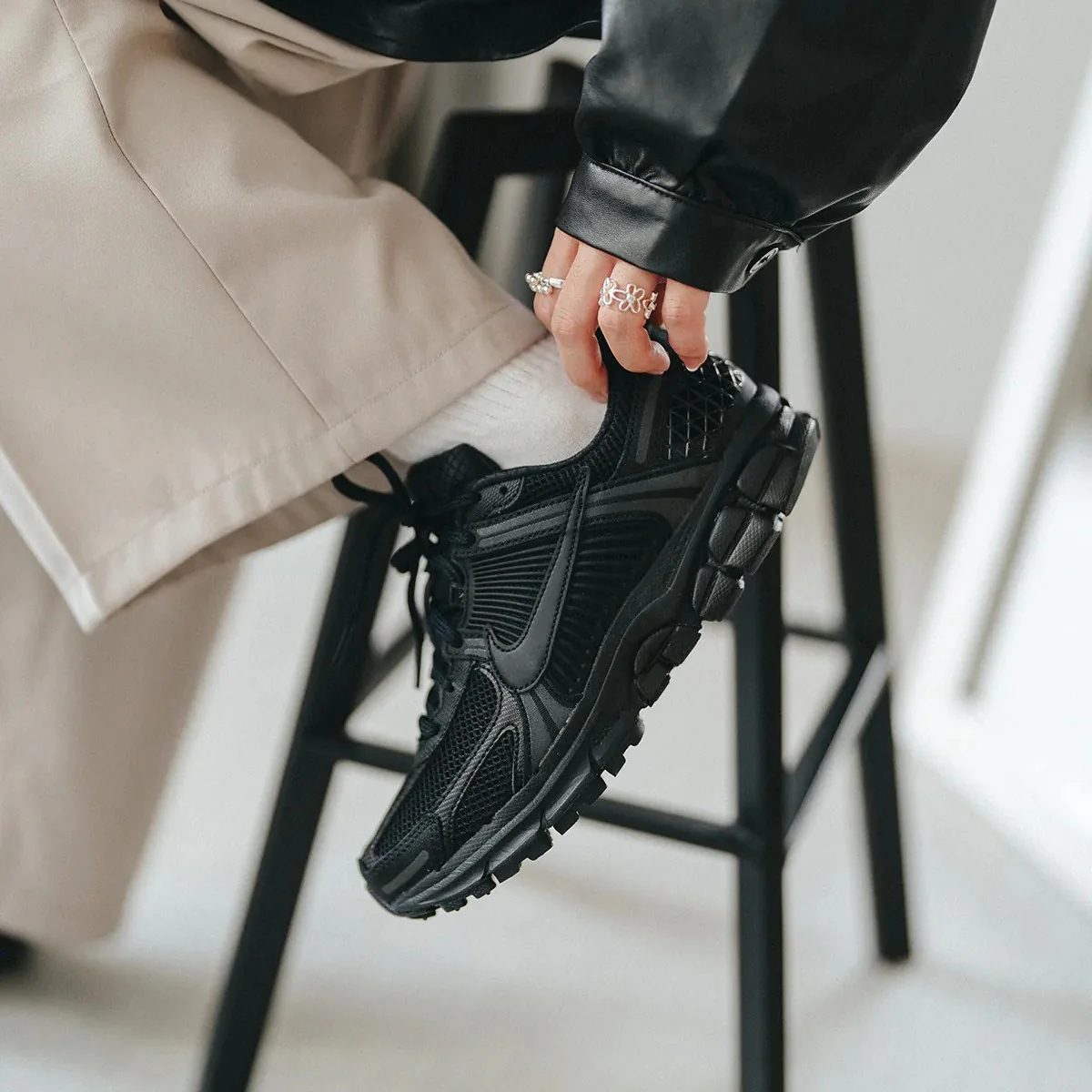 Nike Vomero 5 Triple Black - Image 2