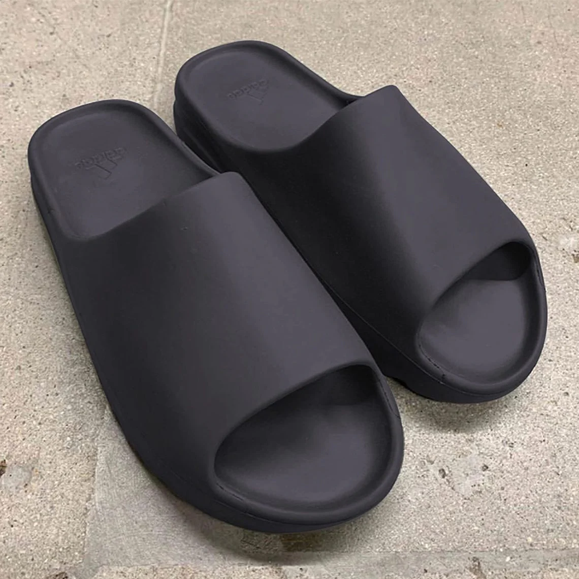 Adidas Yeezy Slide Dark Onyx - Image 3