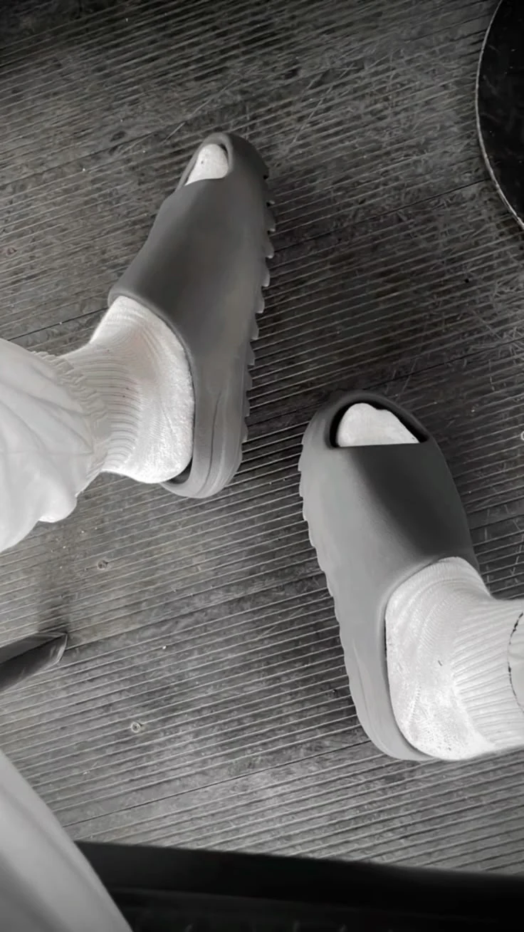 Adidas Yeezy Slide Granite - Image 3