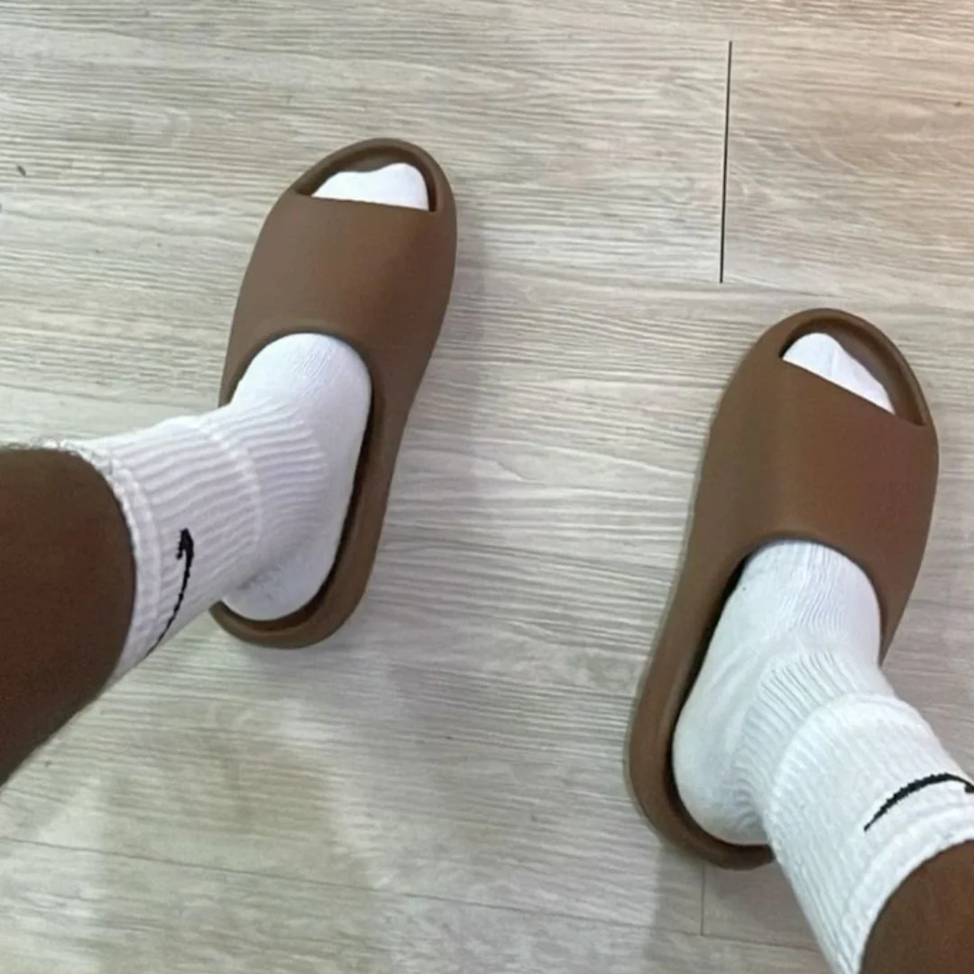 Yeezy Slide Fudge - Image 3