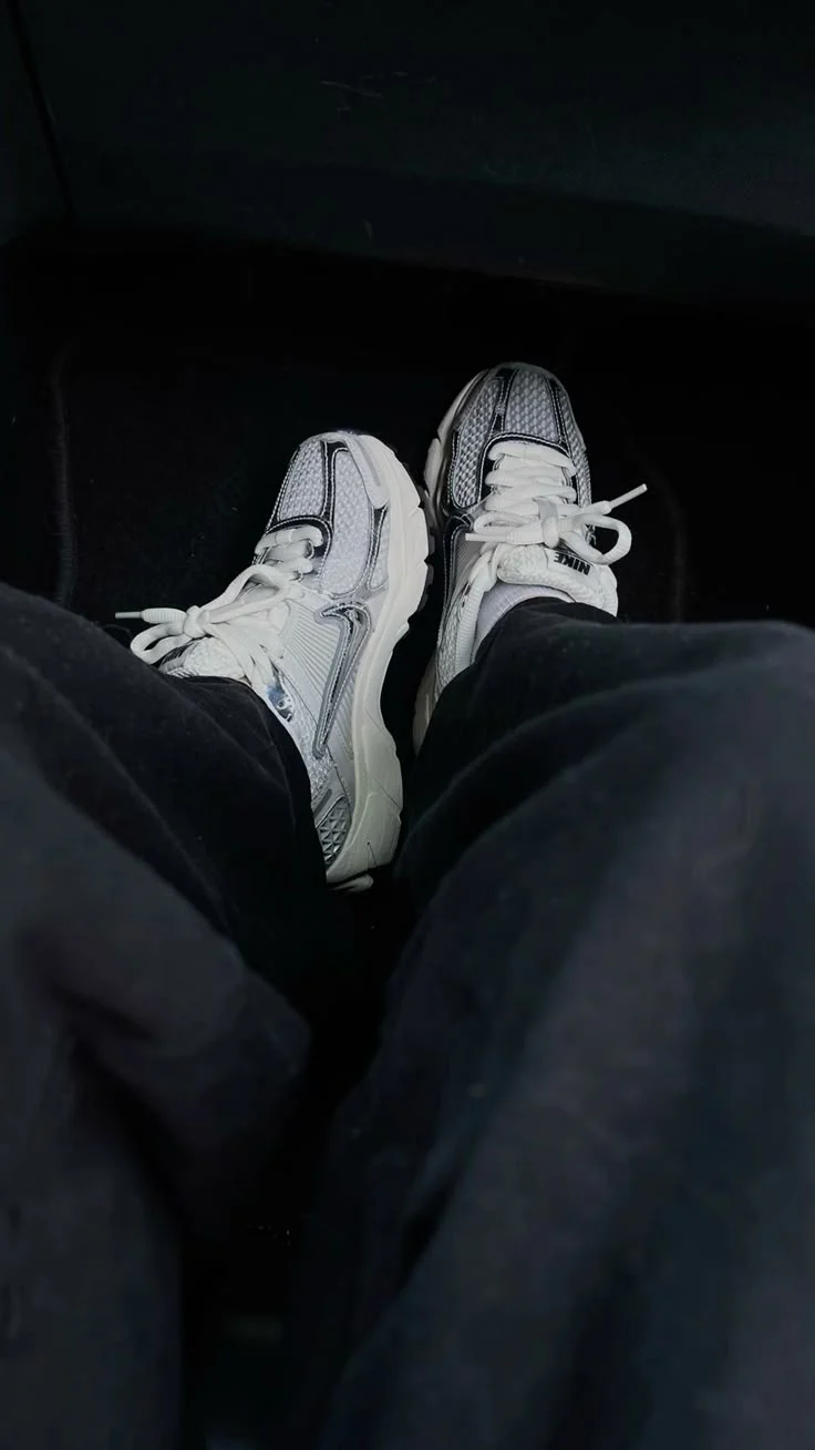 Nike Zoom Vomero 5 Photon Dust - Image 2